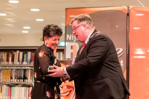 Stadsdichter Amal Karam met de burgemeester van Nijmegen. (Foto: Marcel Krijgsman)