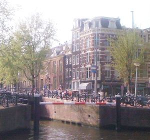 Bruggeerthillie De bewuste brug is dicht bij de uitgeverij.