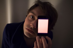 Gover Meit viel op met zijn pakkende optreden tijdens het Gedichtenbal in de Poëzieweek, afgelopen februari in Amsterdam. Foto: Julie Hrudova