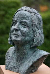 Hella Haasse_door EllenWolff Het beeld van Hella S. Haasse, gemaakt door Ellen Wolff.