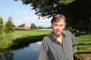 Kees van Beijnum raakte voor zijn boek ‘Een soort familie’ geïnspireerd door het desolate landschap van West-Friesland. Foto: Peter le Nobel