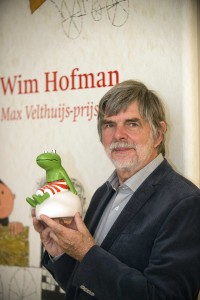 Wim Hofman met de Max Velthuijs-prijs. Foto: Mylene Siegers