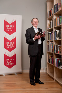 NLL11_Remco-Campert_staand-met-boek_200 Remco Campert. Foto: Cleo Campert