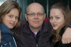 Dichter Nanne Nauta met zijn dichtende dochters. Foto: Nadine Ancher. 