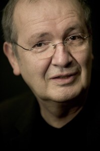 PietPyrins- Ditmaal grote namen als Remco Campert, Jan Siebelink en Manon Uphoff. Altijd met spreekstalmeester Piet Piryns (op foto). Foto: Patrick de Spiegelaere.