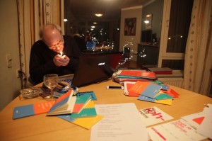 Pom Wolff en zijn imperium van pomgedichten.nl: een laptop en een keukentafel. Foto: Peter le Nobel 