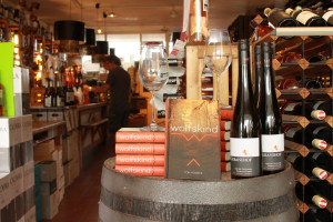 ‘Een boekhandel is de enige plek waar mijn roman níet opvalt tussen al die andere boeken,’ zegt Vogels.