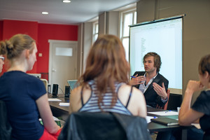 De lessen worden gegeven door professionele schrijvers. Foto: Schulte Schultz