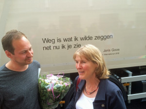 Joris Goos (links) neemt felicitaties in ontvangst van stadsdichter Hester Knibbe. Foto: Jan Coerwinkel