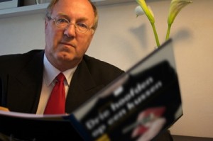 benn2 Benn Flore wint met zijn boek 'Drie hoofden op een kussen' de prestigieuze Four Freedoms Award.