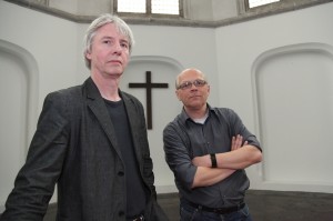 nauta Rien Klarenbeek (links), een van de koorleden, en Nanne Nauta brengen de dichterlijke compositie 'Kruiswegsonnetten'. Foto: Peter le Nobel