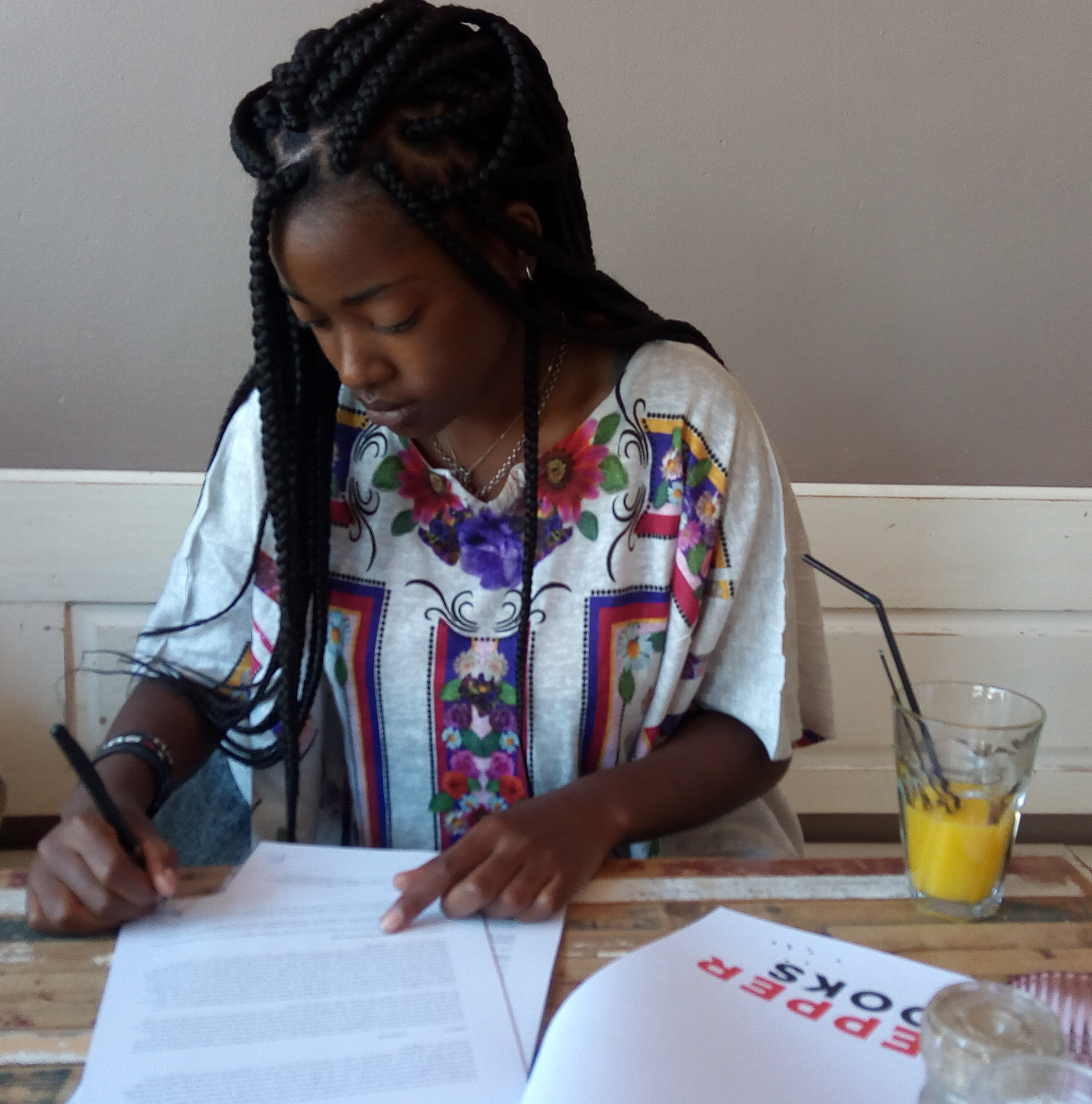 Performance-artiest Schiavone Simson (20) tekent boekcontract bij Pepper Books